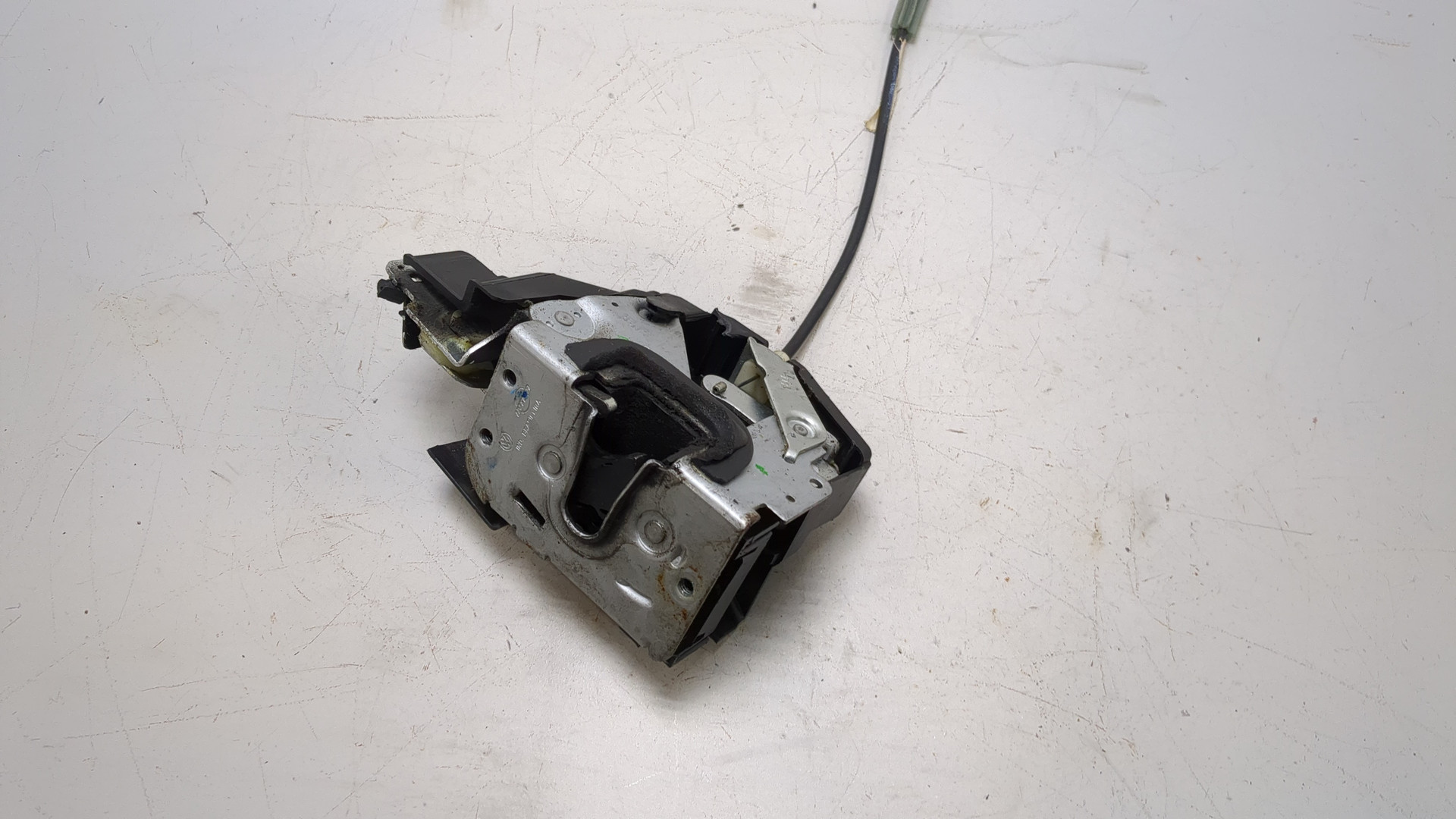 Замок двери передней левой