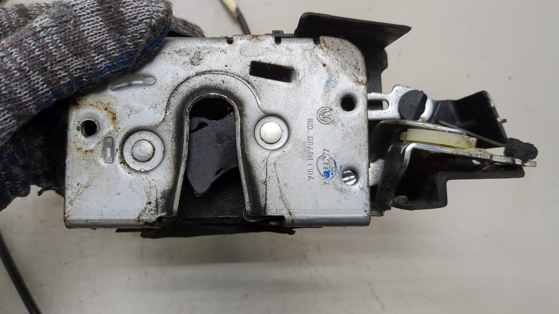 Замок двери передней левой