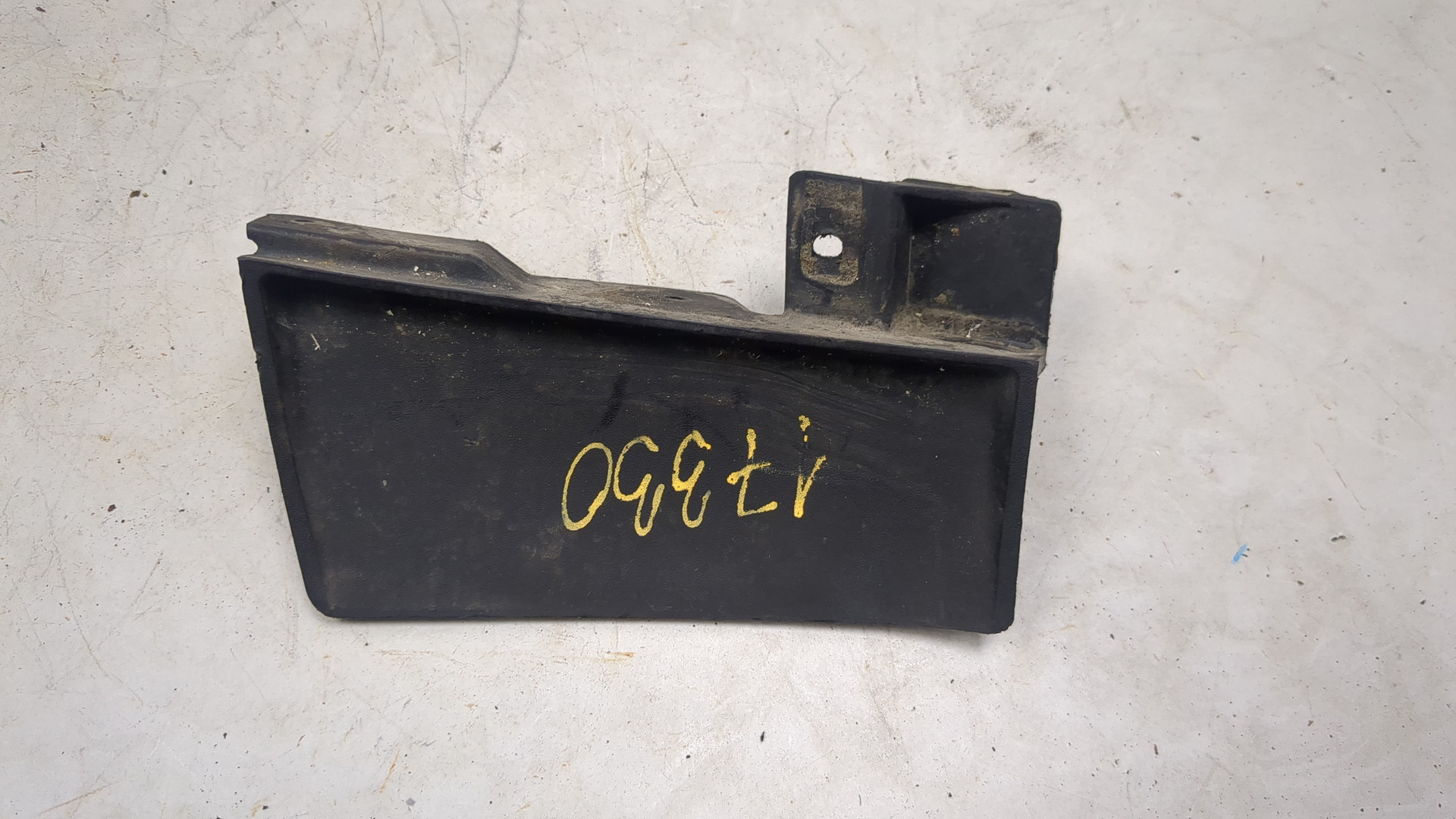 Брызговик передний левый