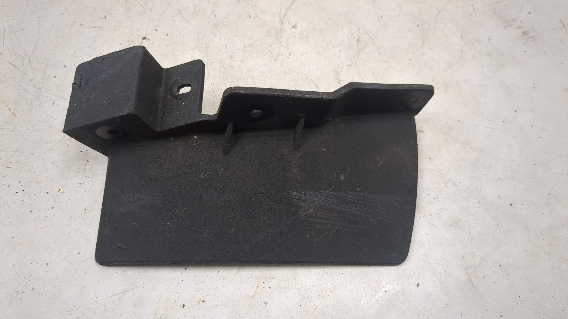 Брызговик передний левый