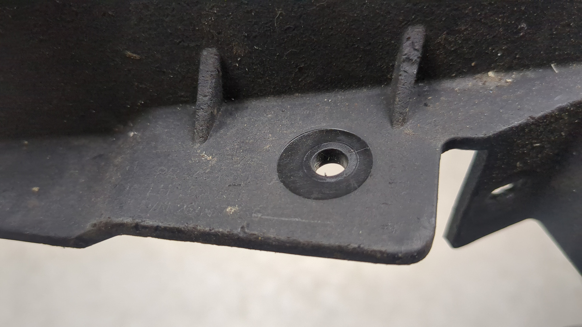 Брызговик передний левый