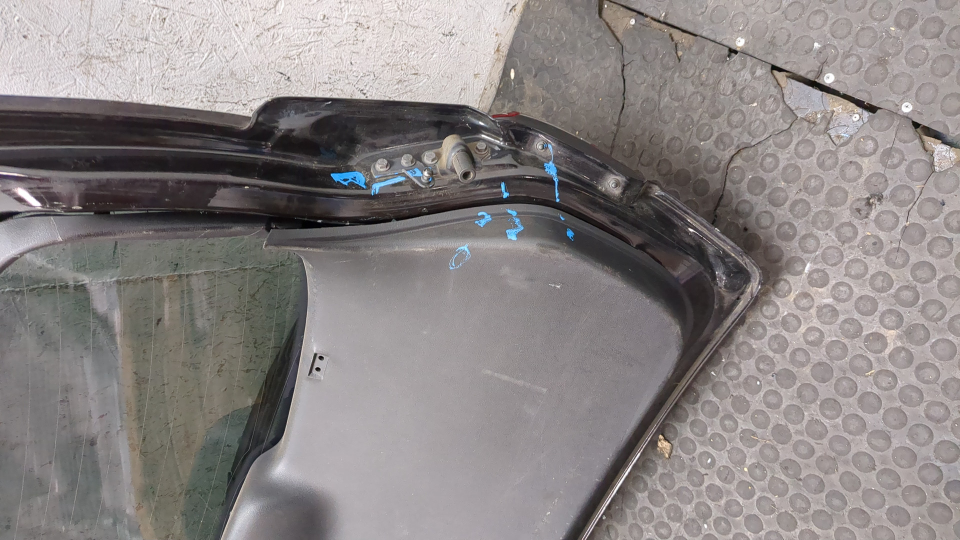 Дверь багажника