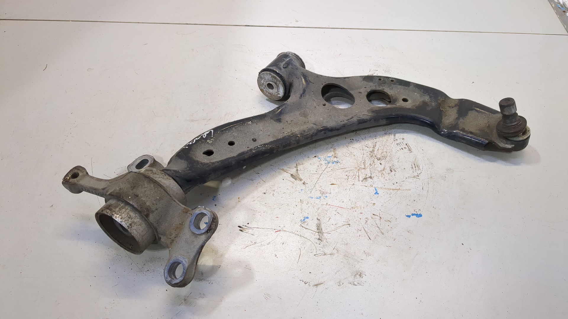 Рычаг передний правый