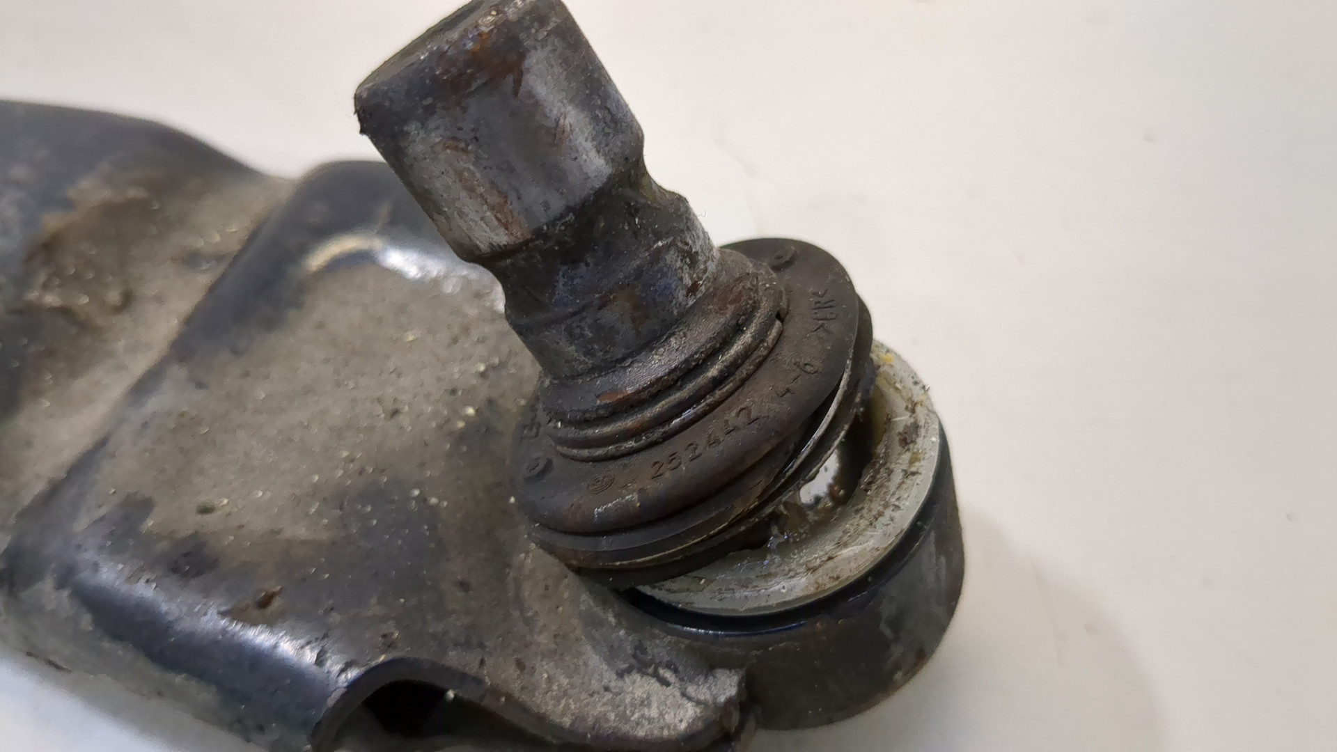 Рычаг передний правый