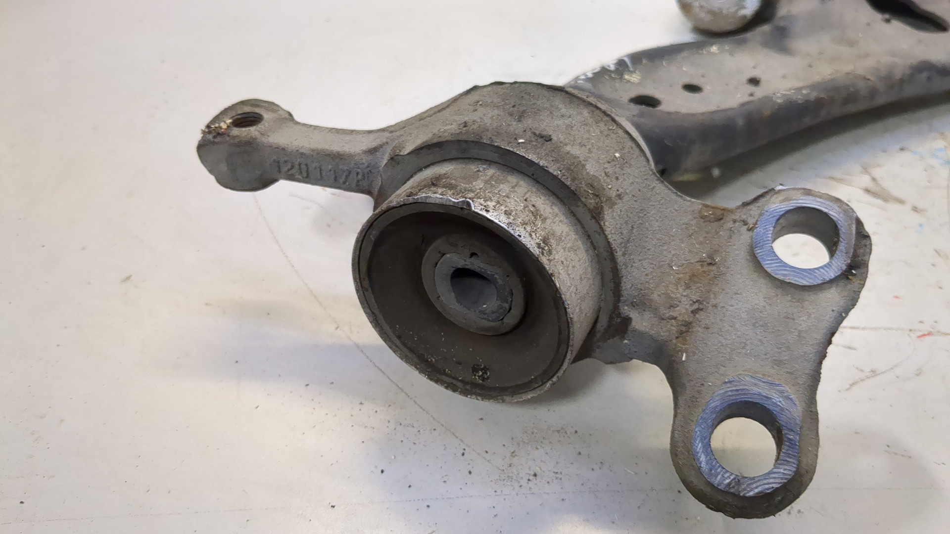 Рычаг передний правый