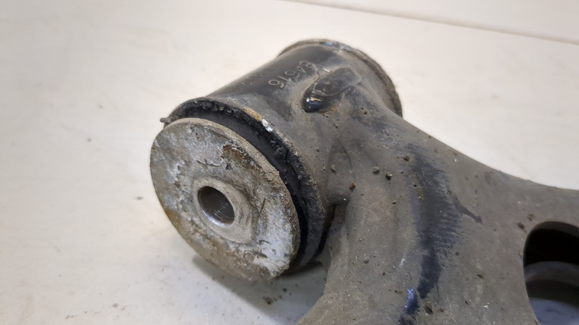 Рычаг передний правый