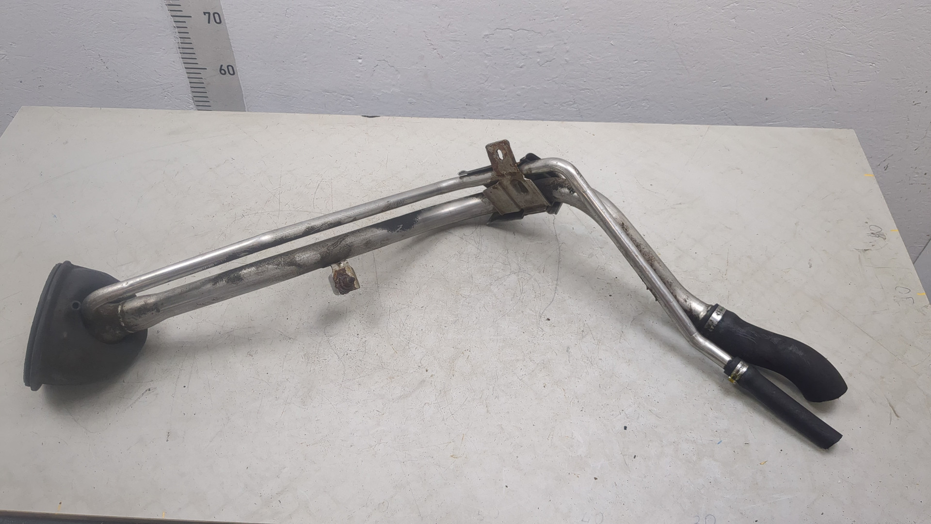 Горловина топливного бака