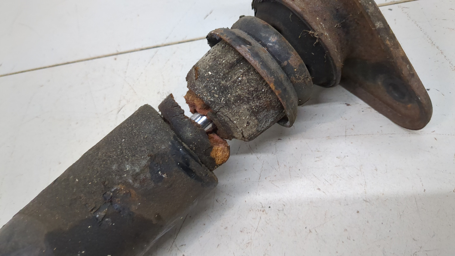 Амортизатор задний (стойка)