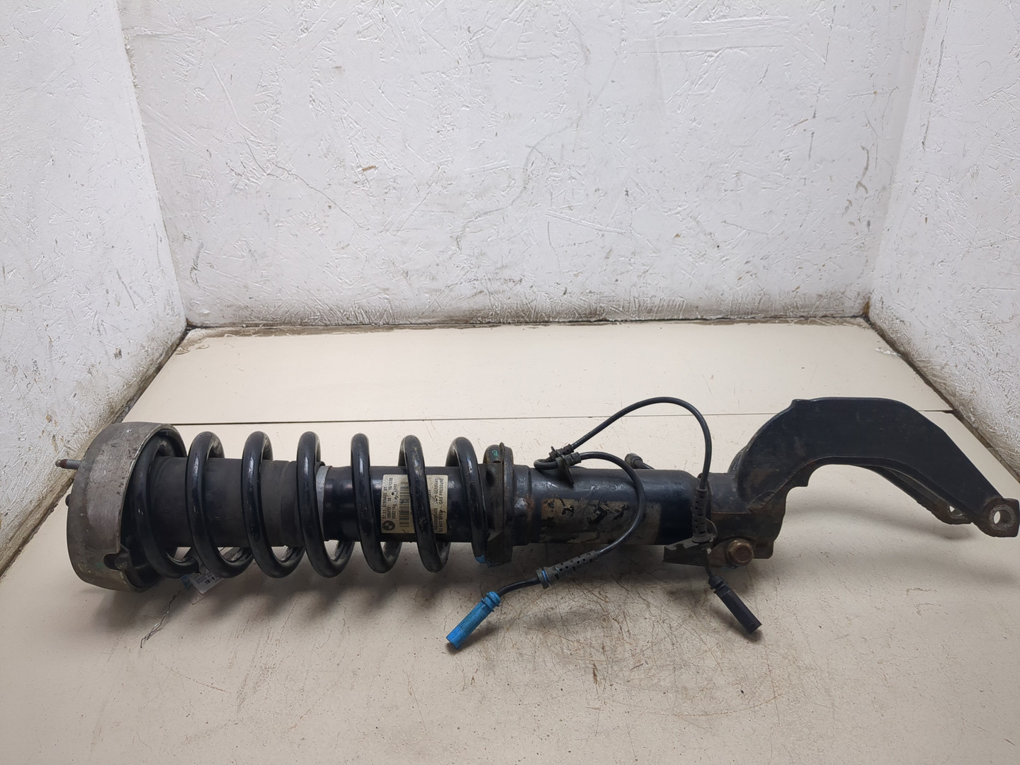 Амортизатор передний правый