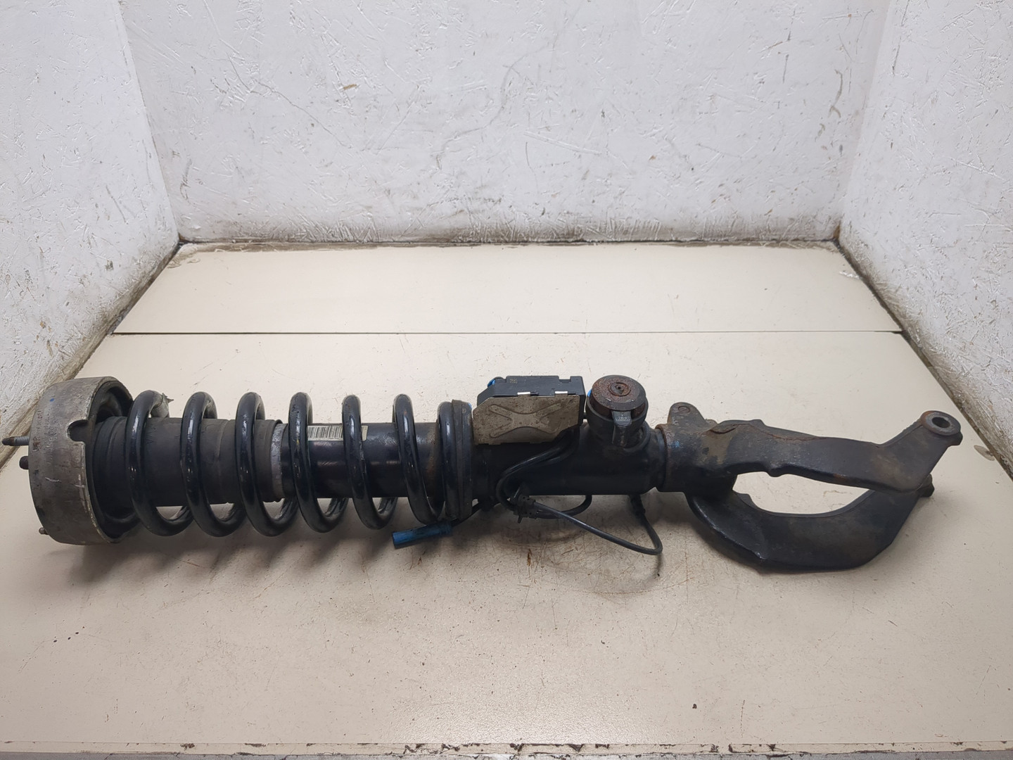 Амортизатор передний правый