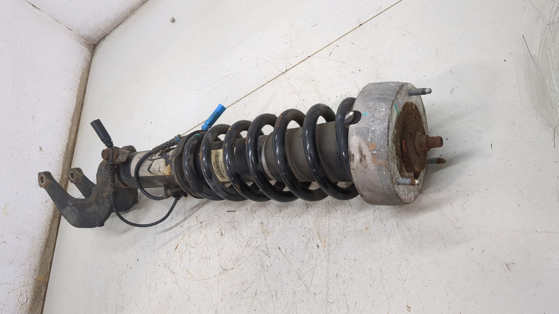 Амортизатор передний правый