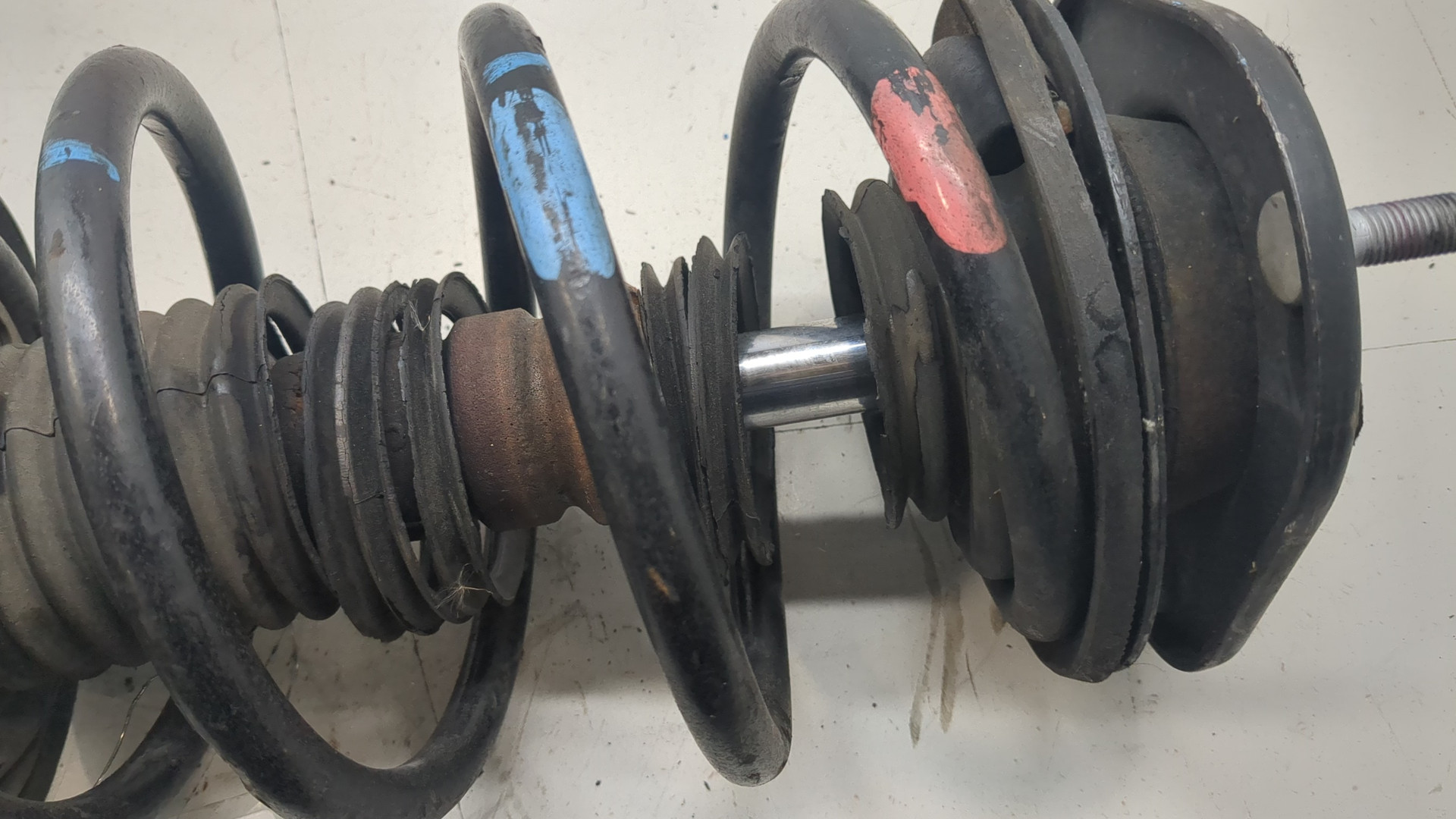 Амортизатор передний правый