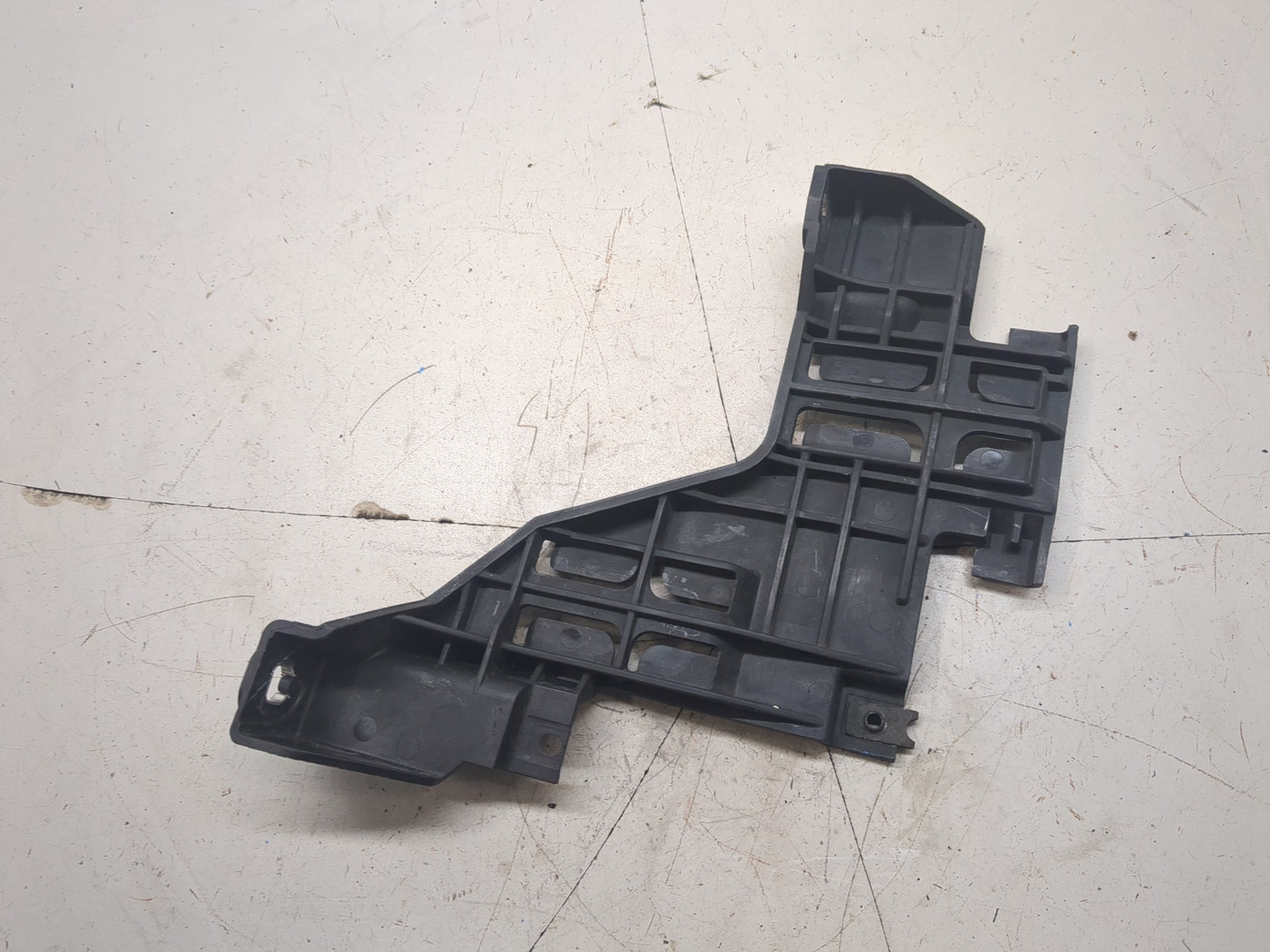 Кронштейн фар левый