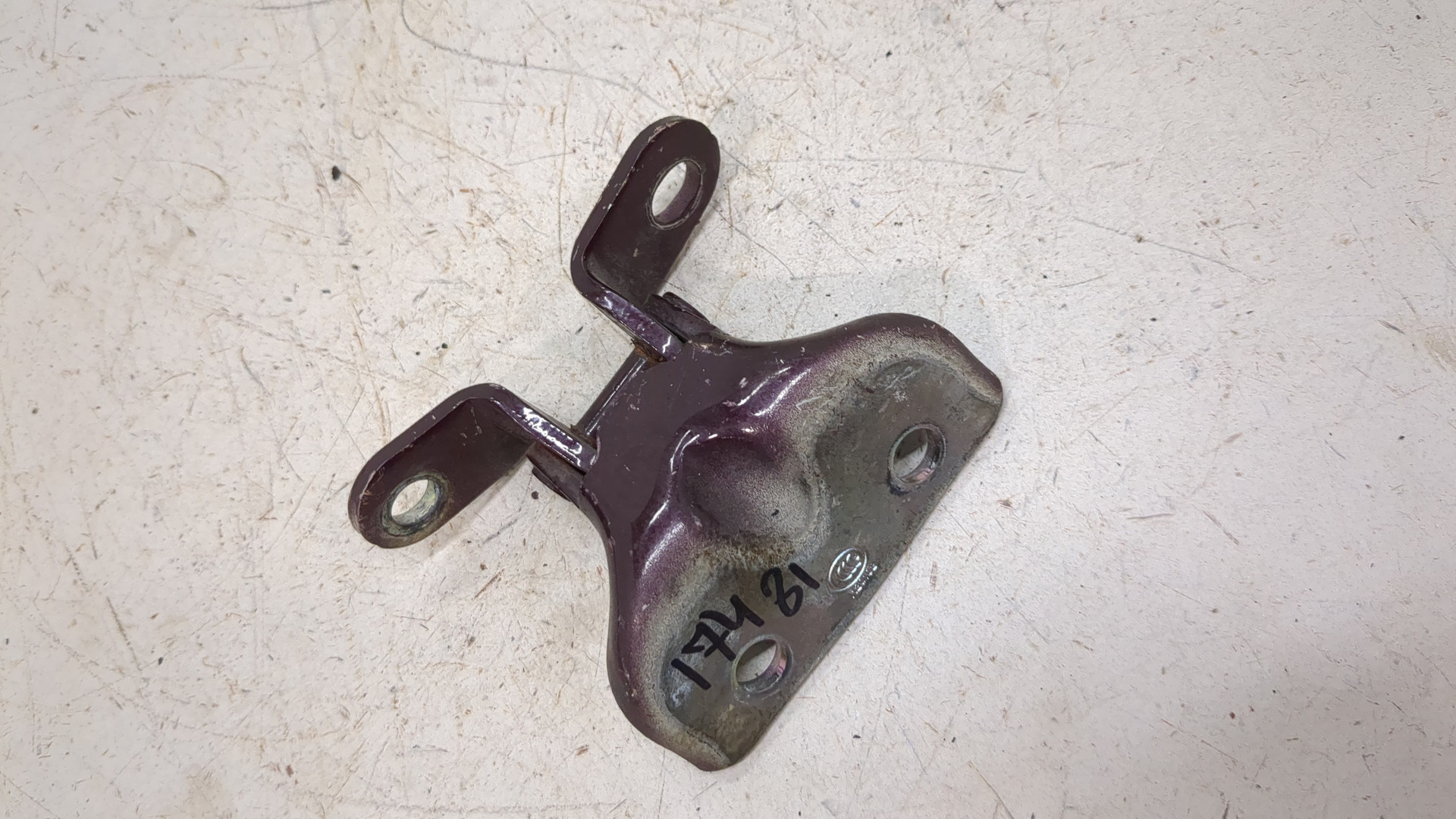 Петля двери