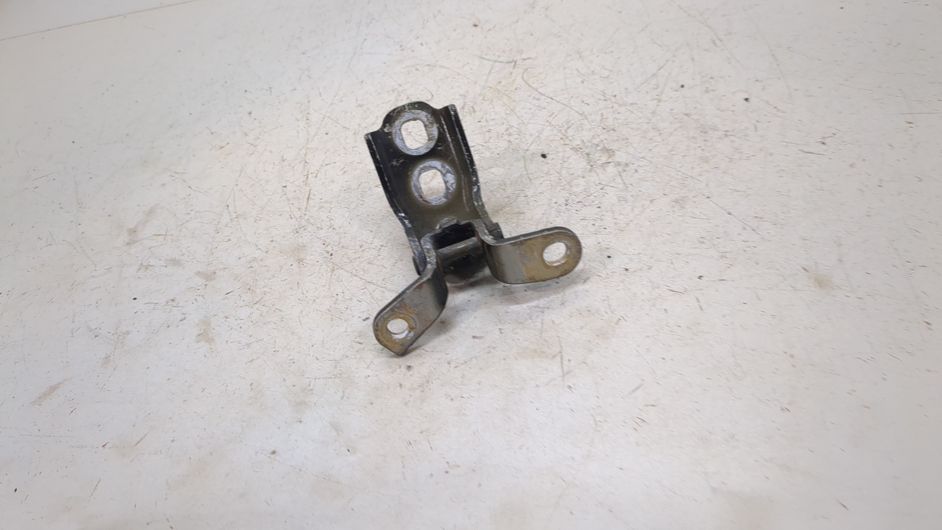 Петля двери