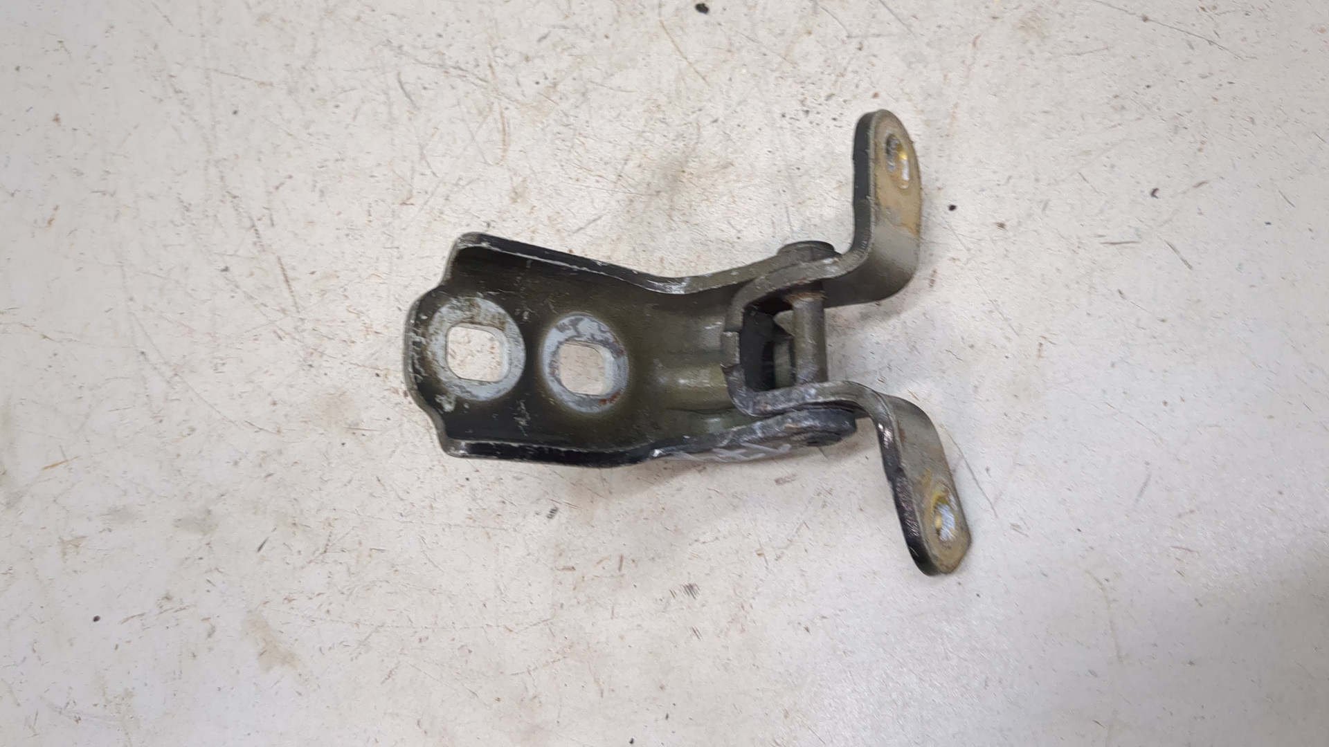 Петля двери