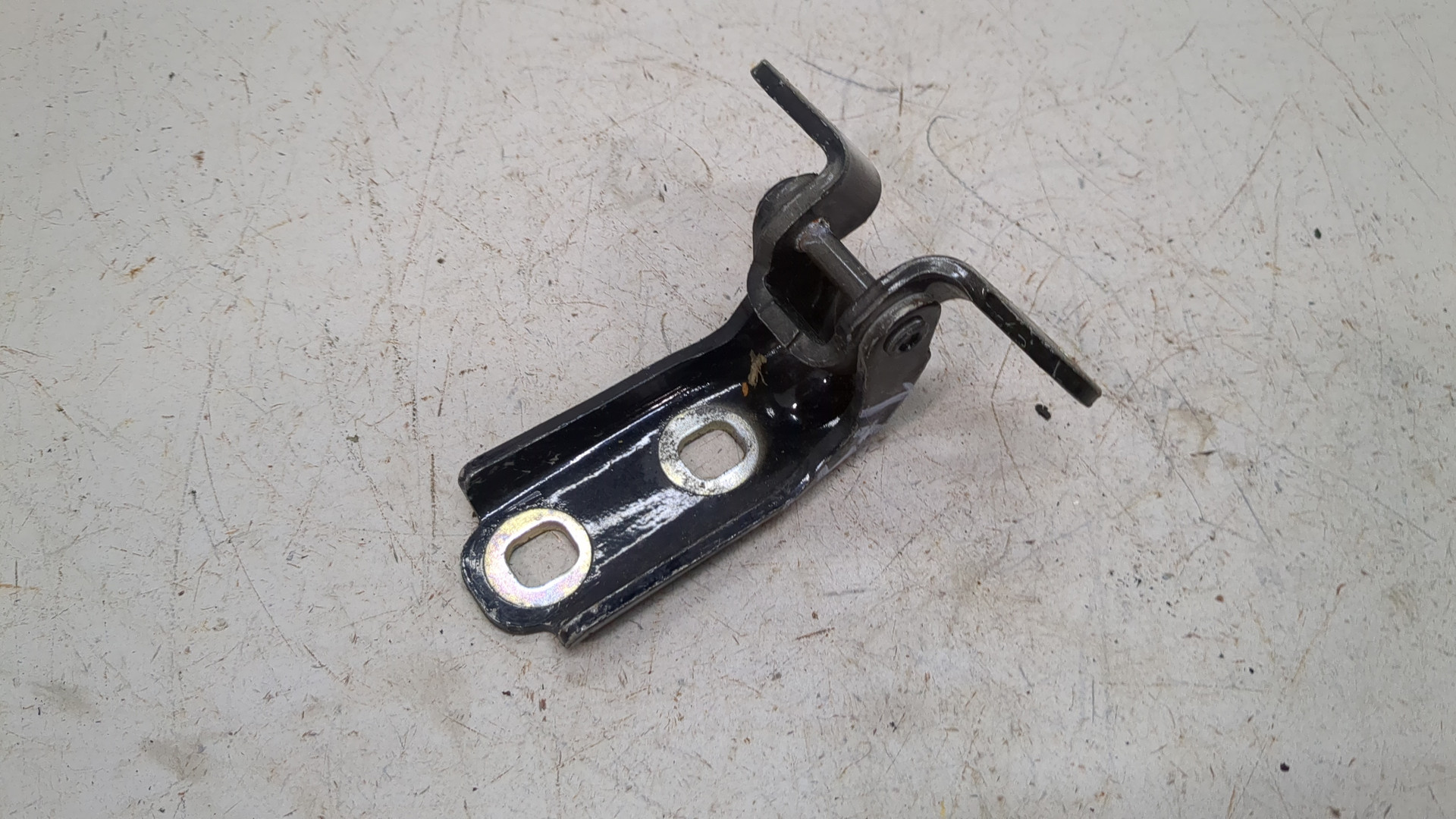 Петля двери