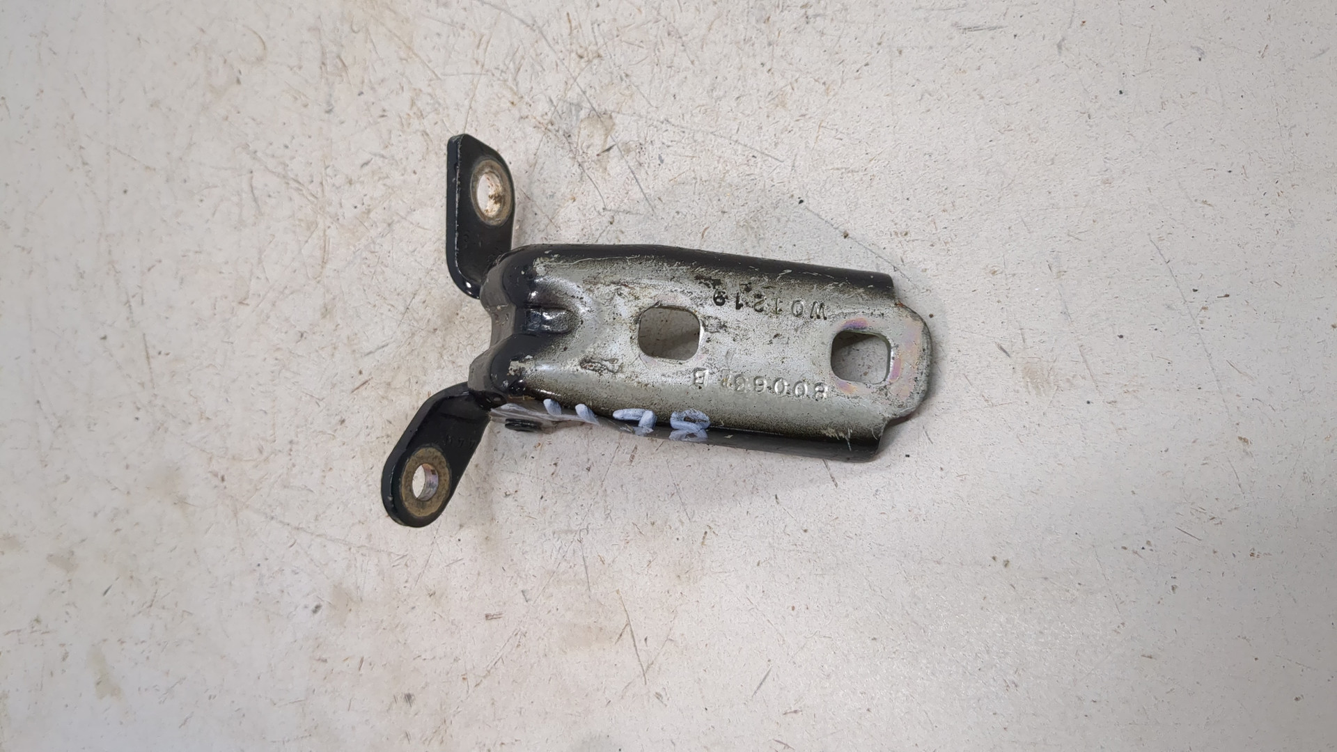 Петля двери