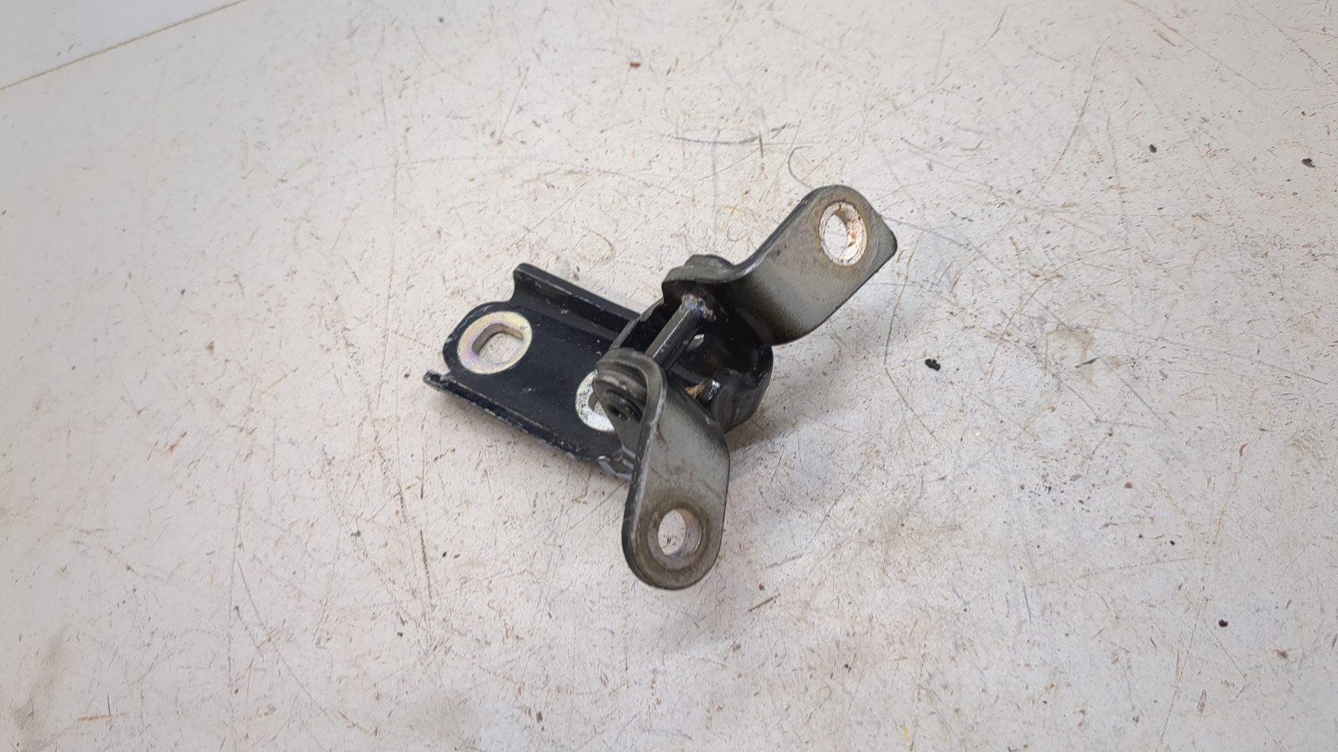 Петля двери