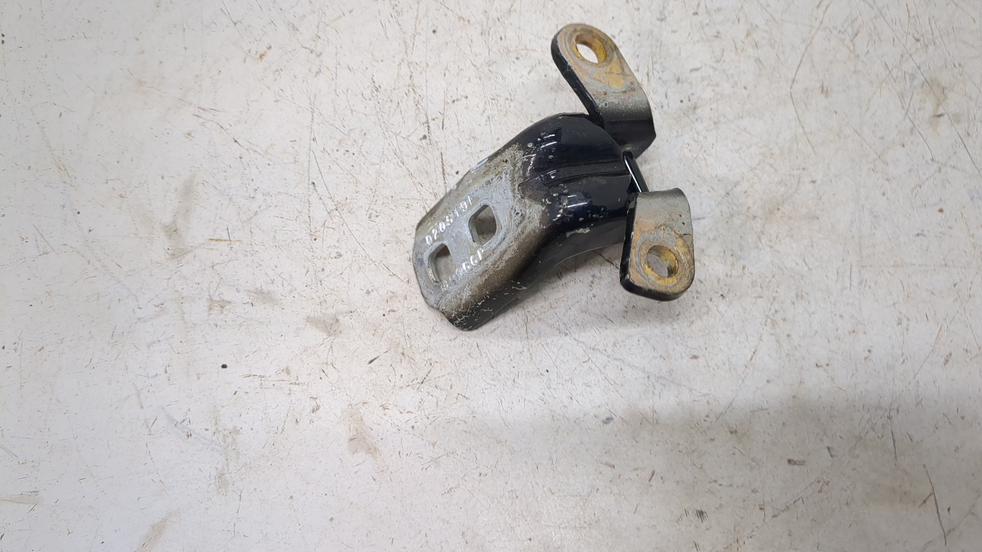 Петля двери