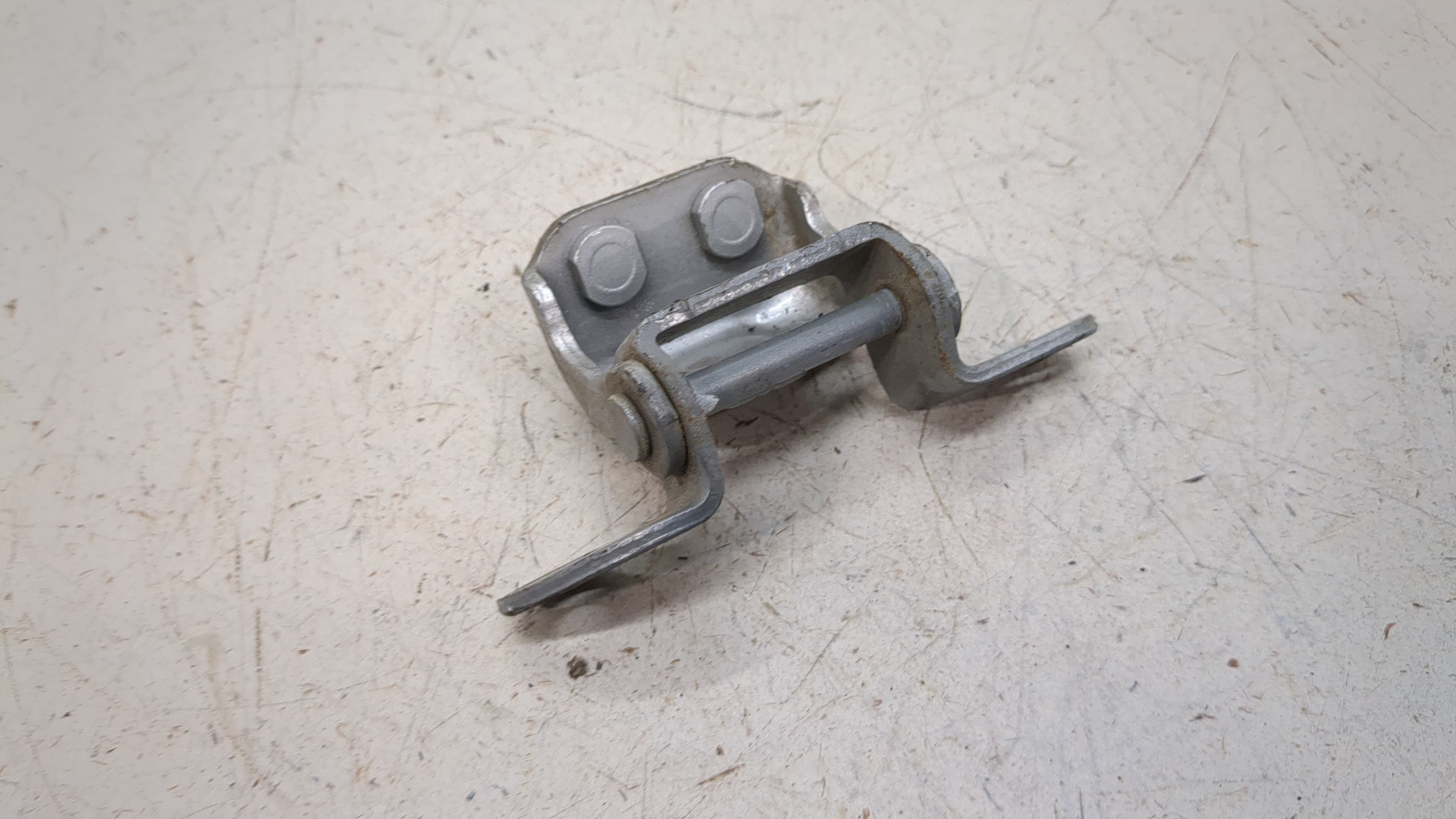 Петля двери