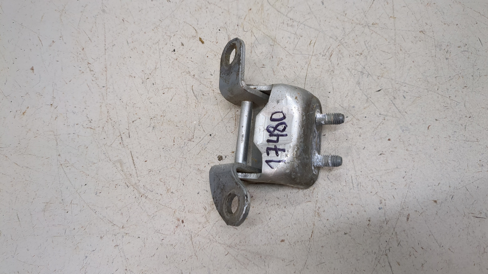 Петля двери