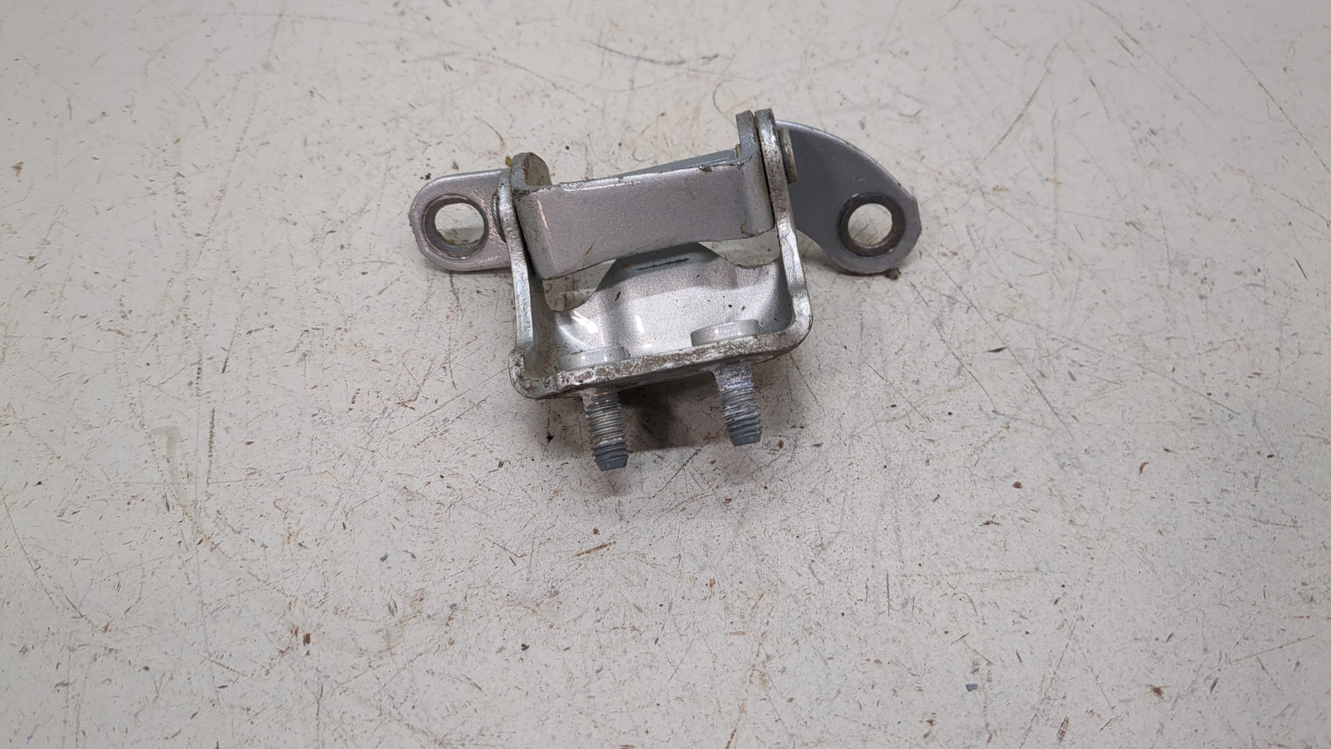 Петля двери