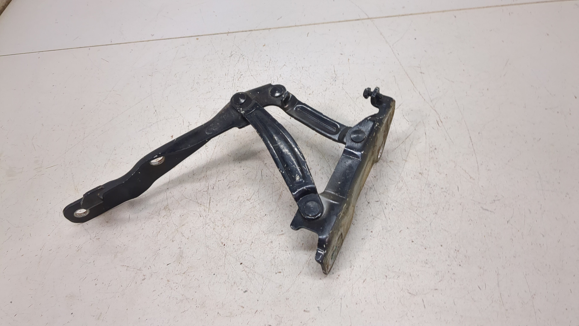 Петля капота левая