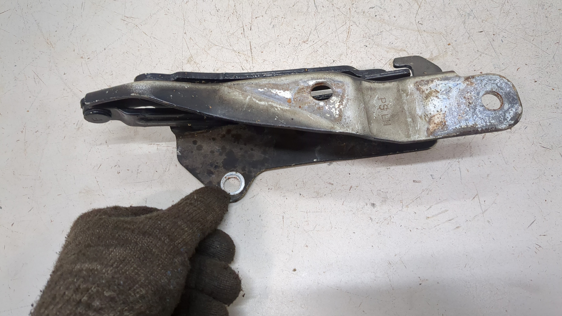 Петля капота левая