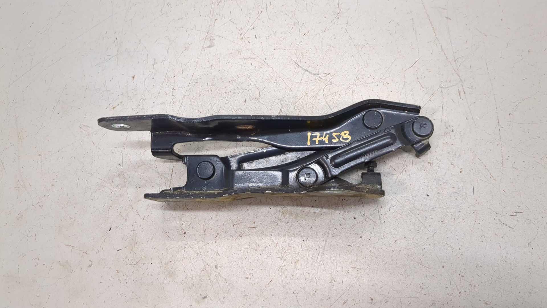 Петля капота правая