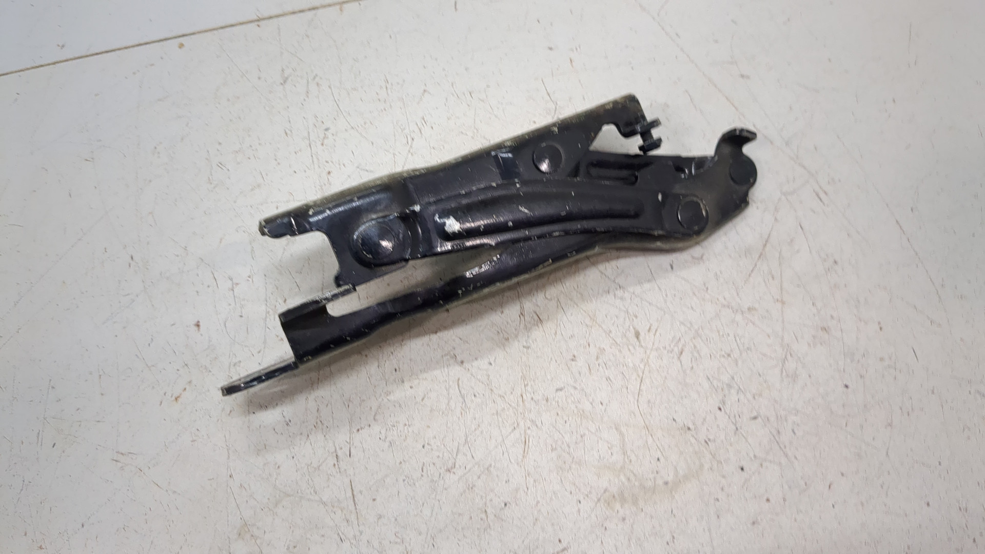 Петля капота правая