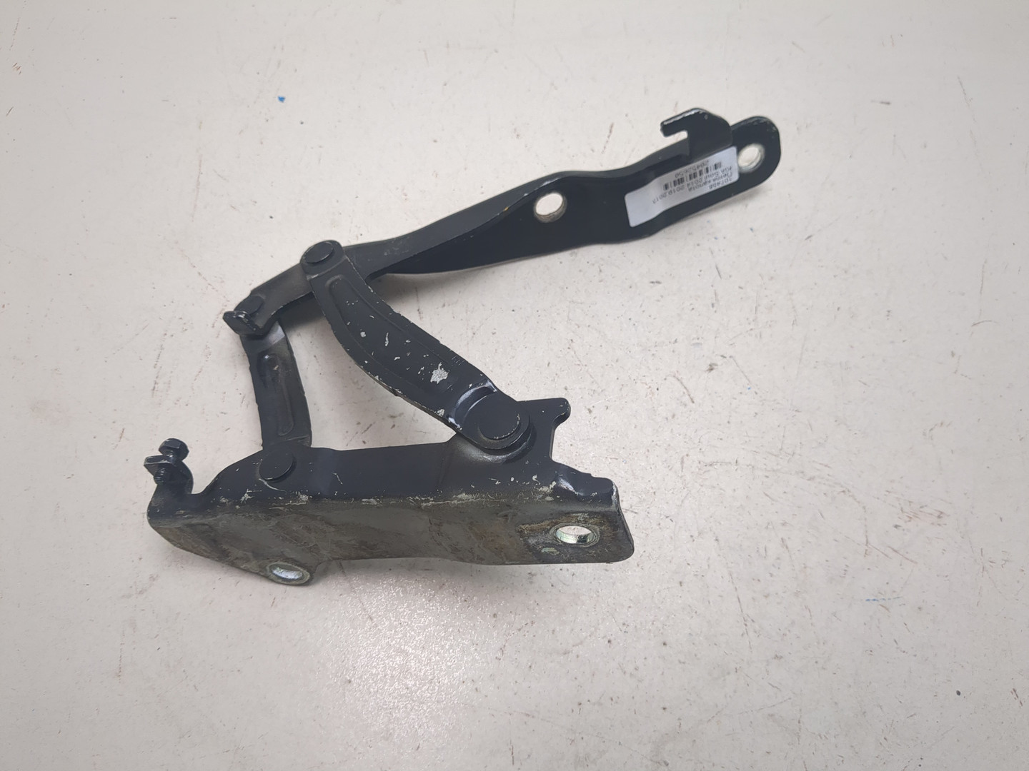 Петля капота правая