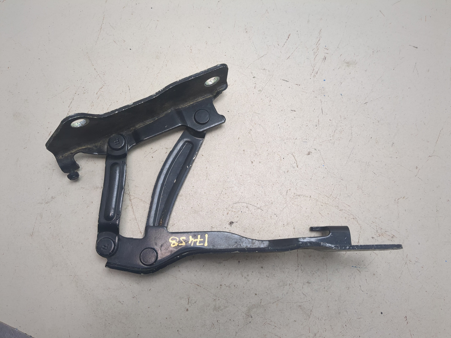 Петля капота правая