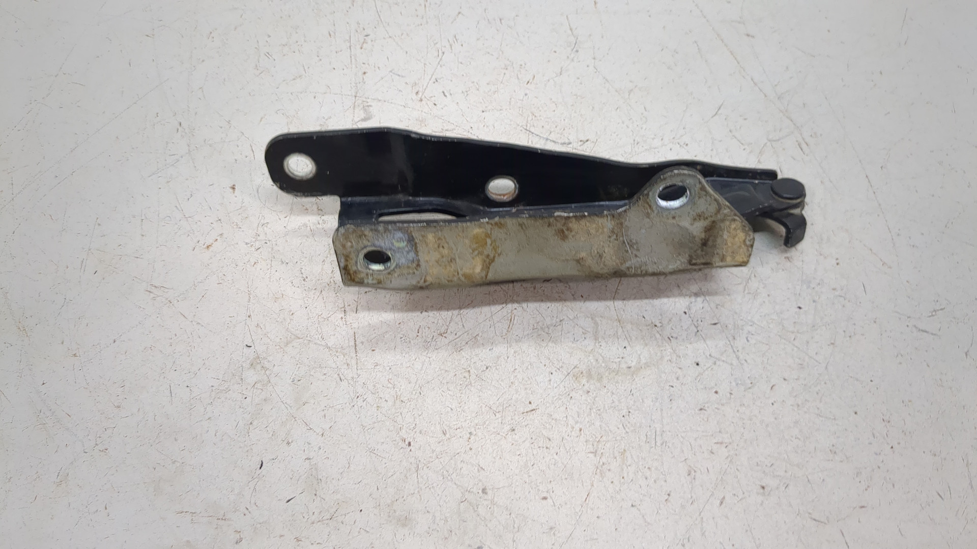 Петля капота правая