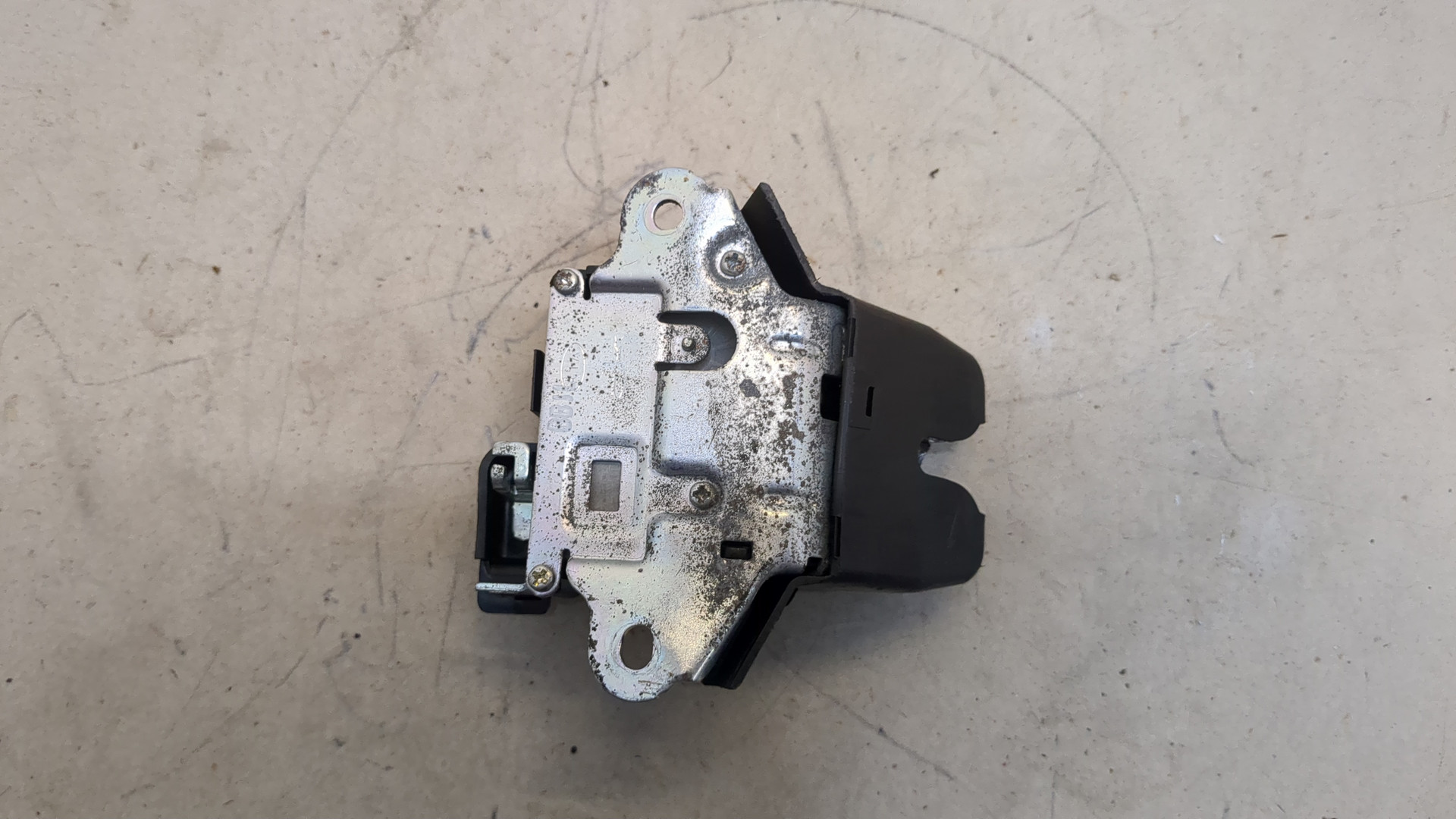 Замок багажника