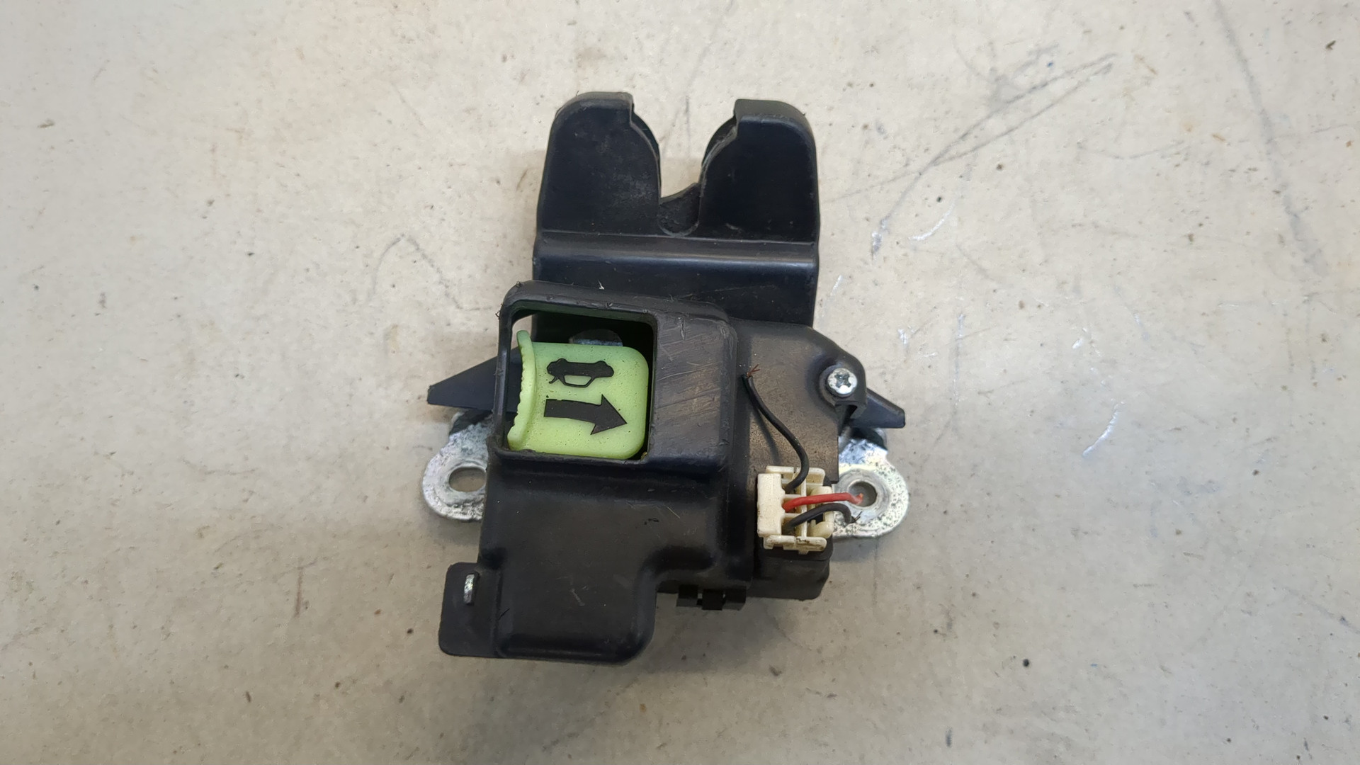 Замок багажника