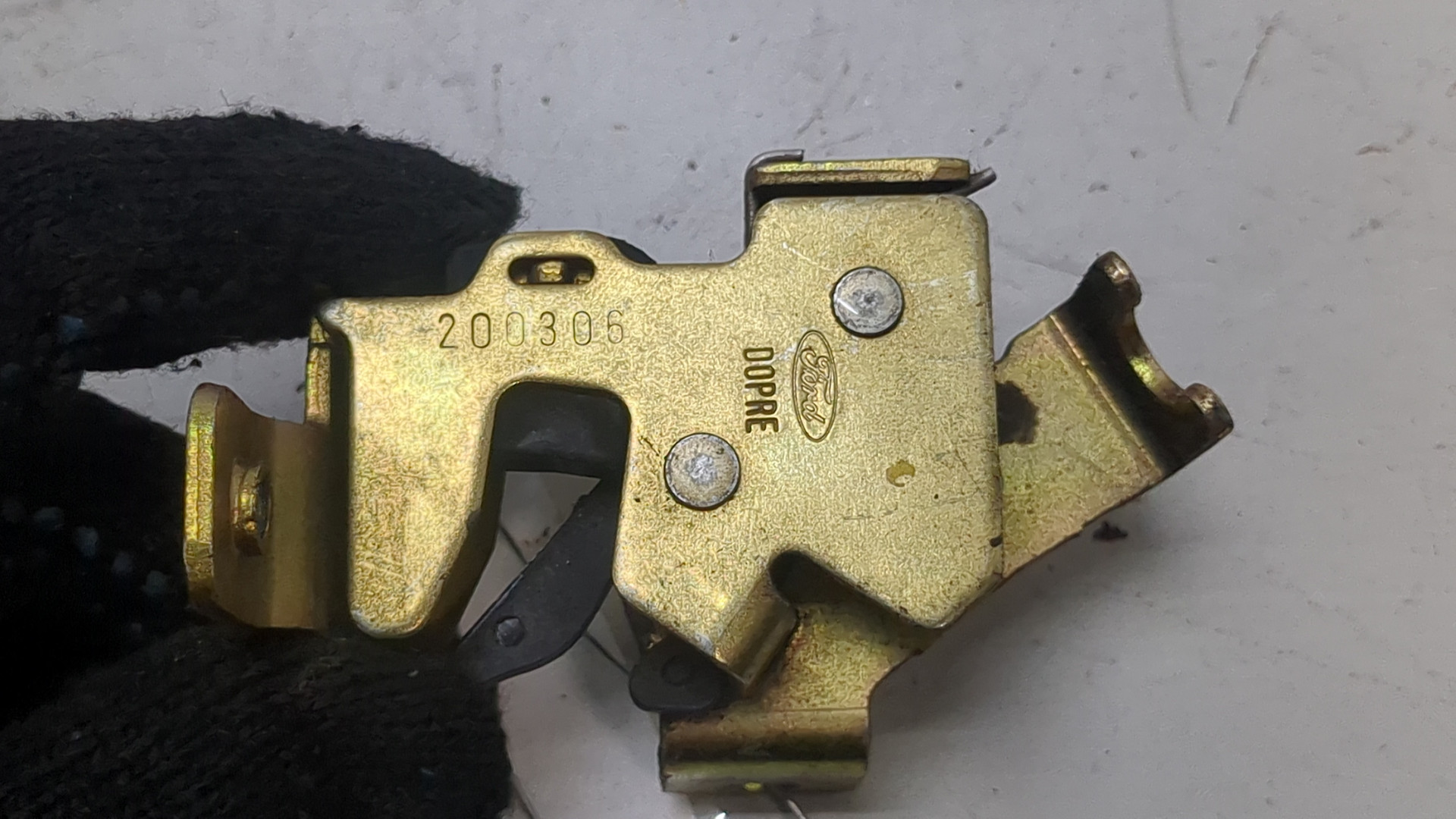 Замок двери задней левой