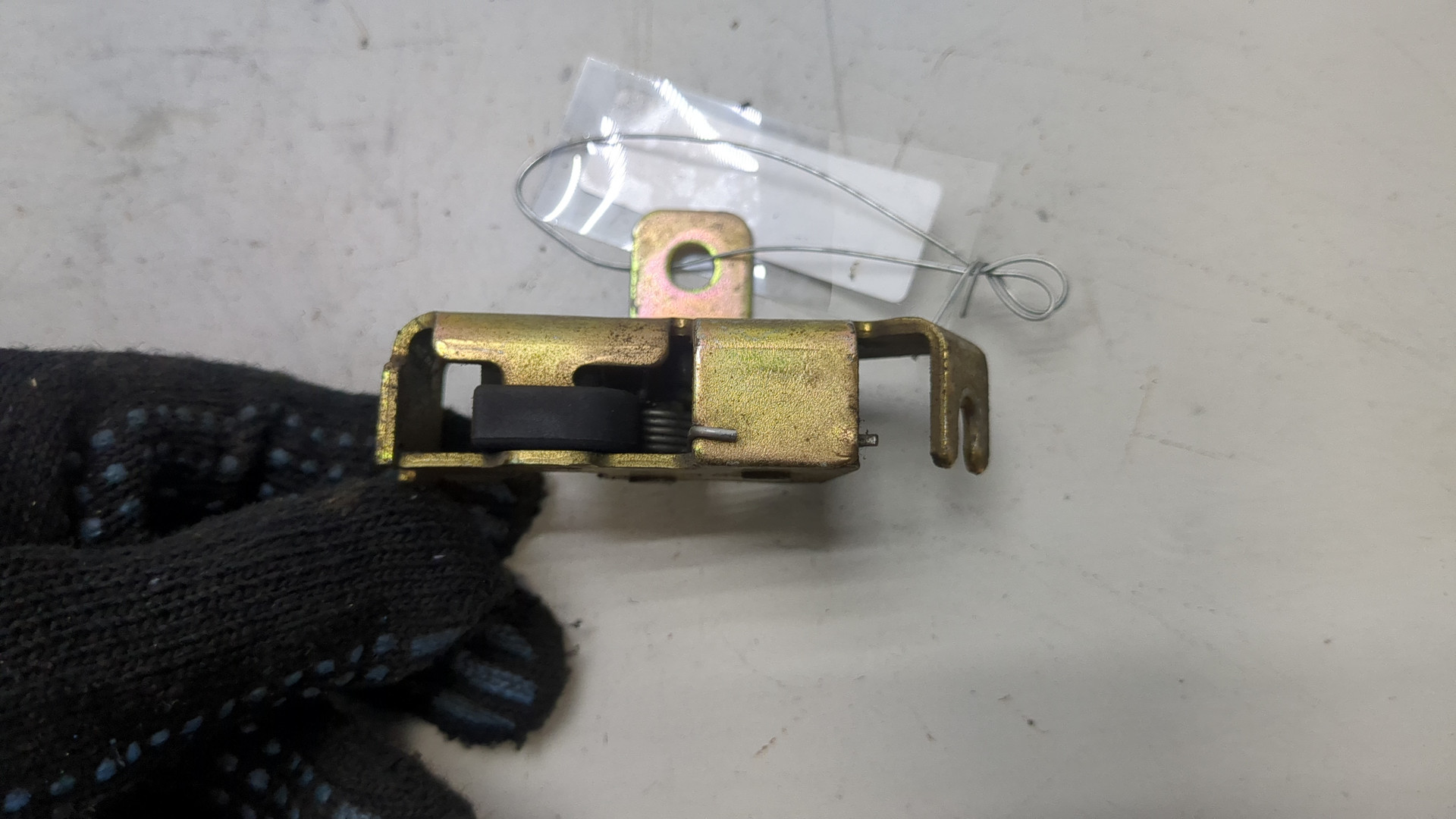 Замок двери задней левой