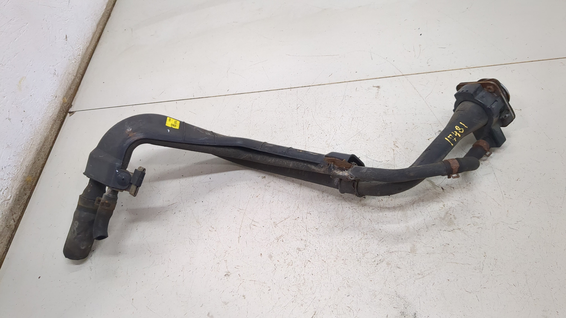 Горловина топливного бака