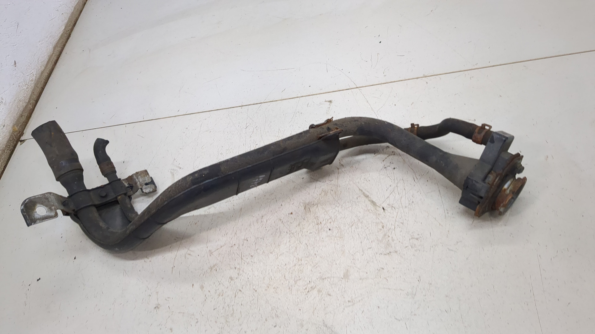 Горловина топливного бака