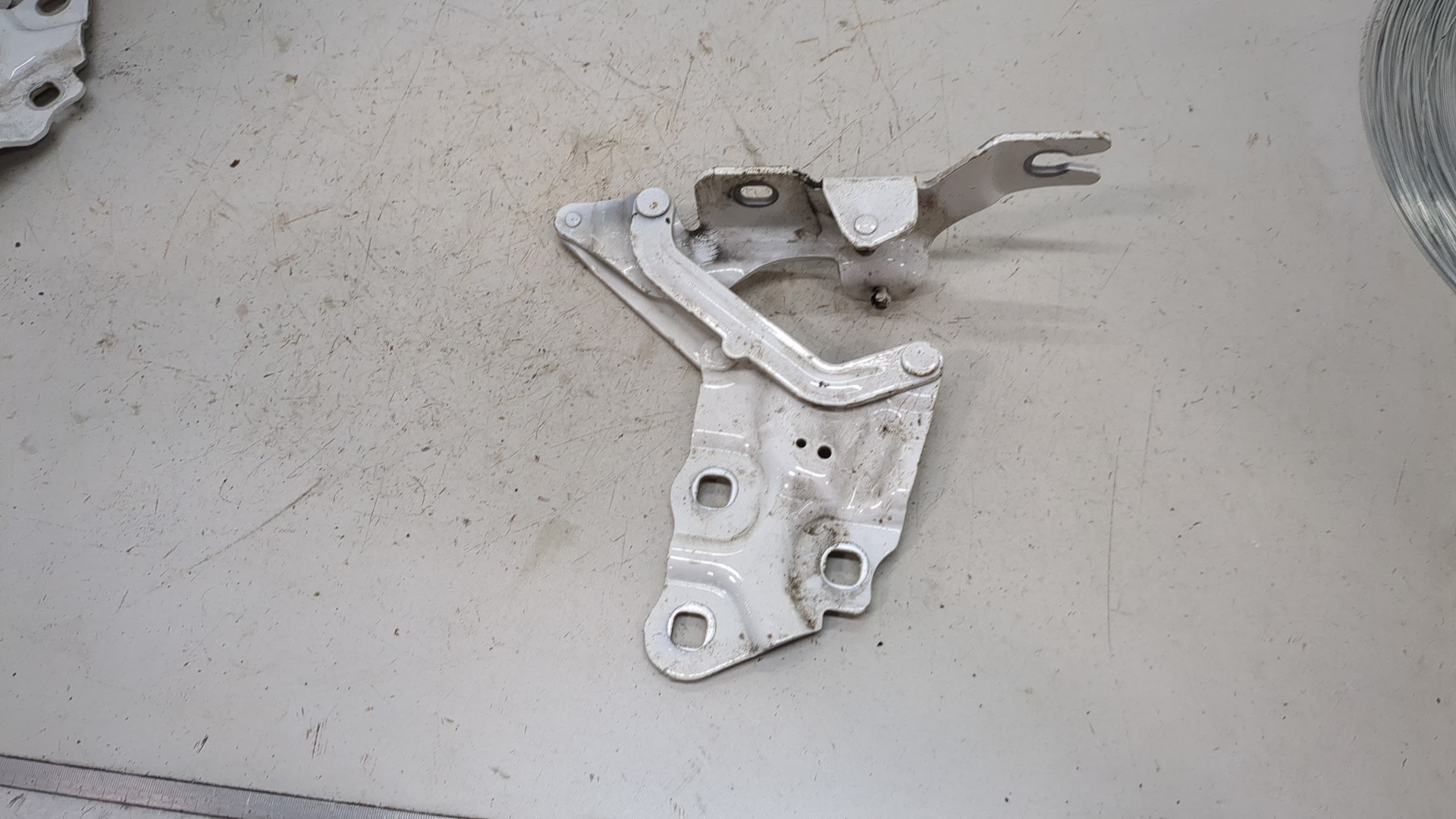 Петля капота левая