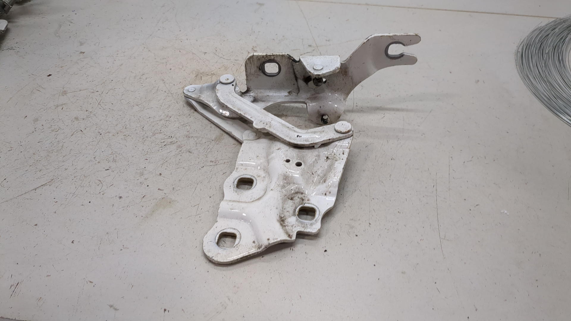 Петля капота левая