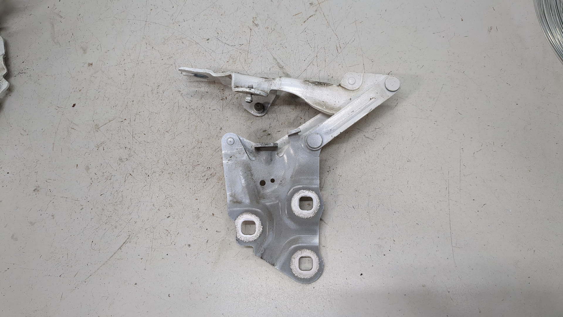 Петля капота левая