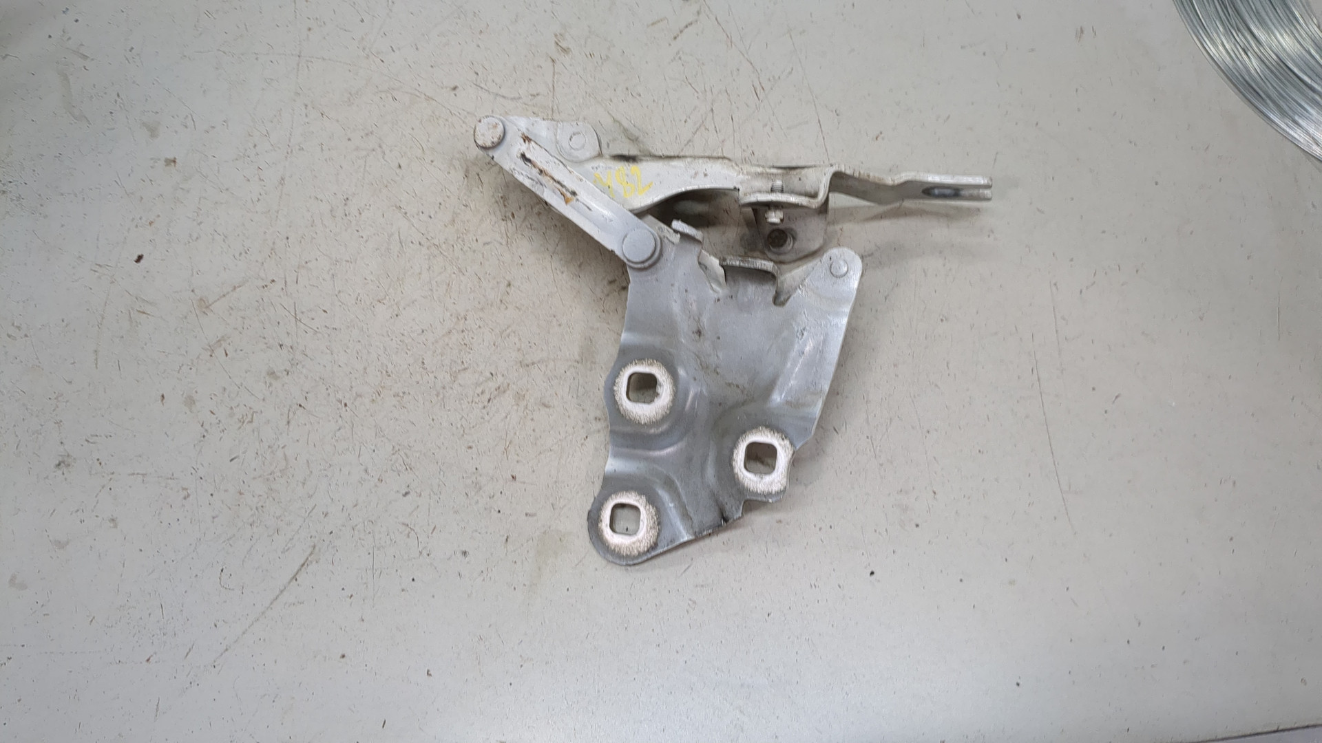 Петля капота правая