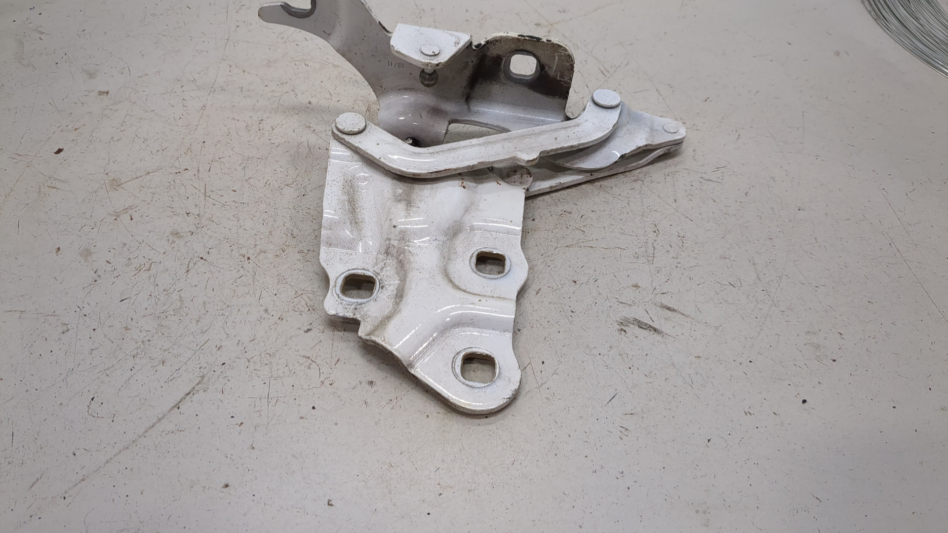 Петля капота правая