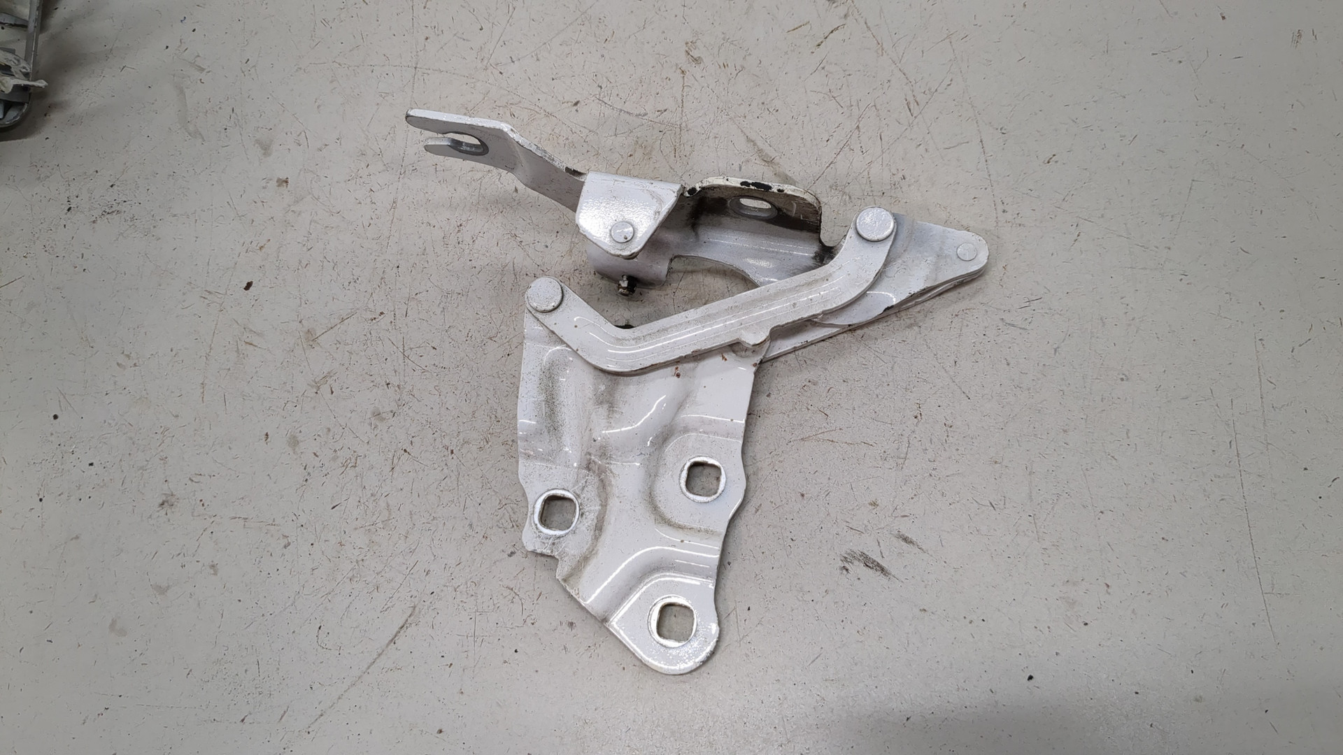 Петля капота правая