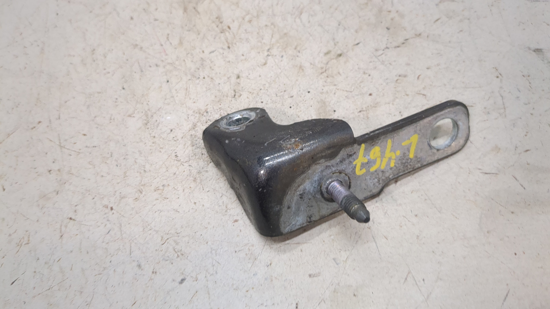 Петля двери