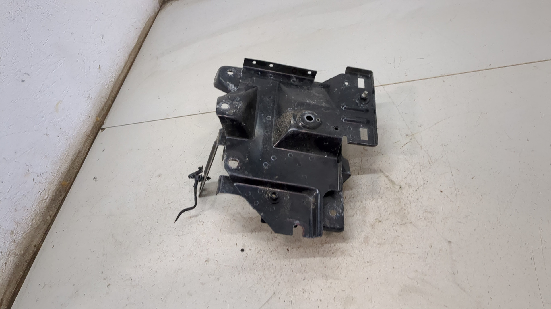 Площадка под аккумулятор (АКБ)