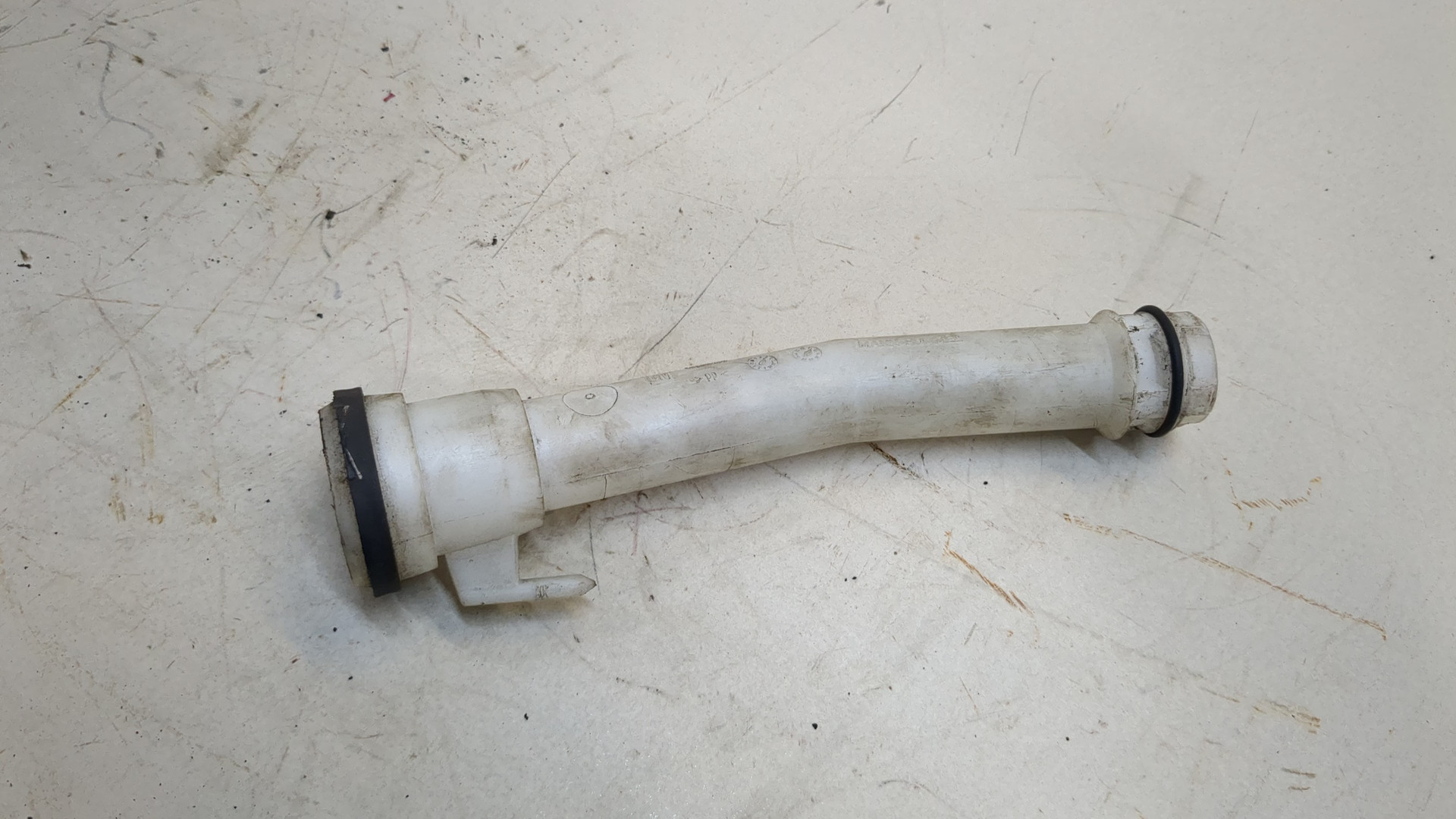 Горловина бачка омывателя