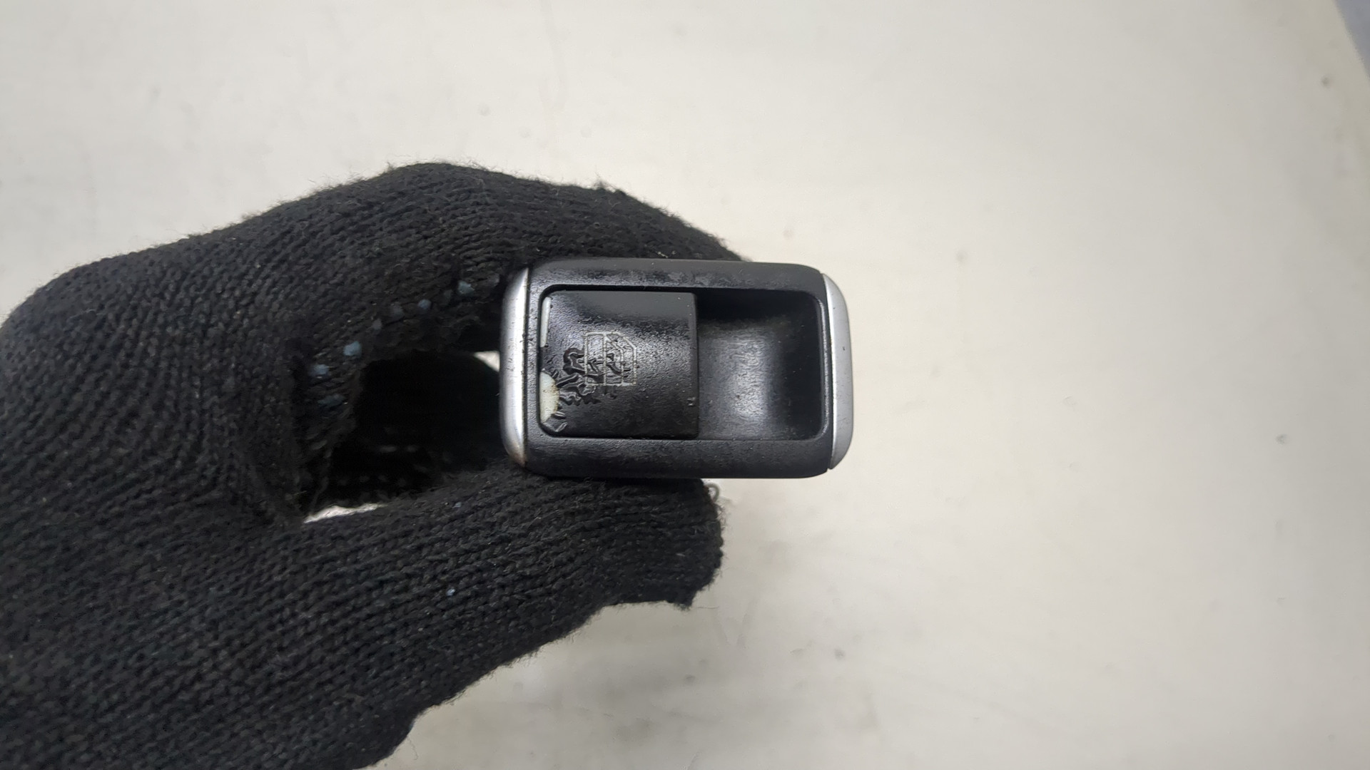 Кнопка стеклоподъемника